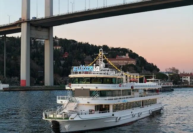 Bosphorus Cruise With Late Lunch