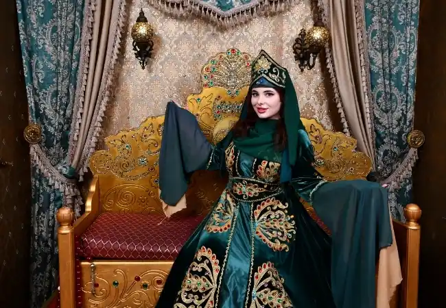 Traditional Ottoman costume photo experience in Istanbul