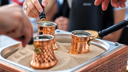 Opplevelse med tilberedning av tyrkisk kaffe på varm sand